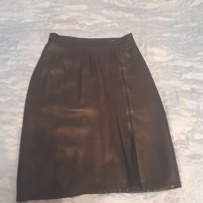 Юбка кожаная, класичная подойдёт под куртку , пальто..