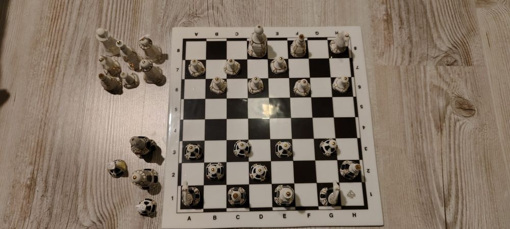 Szachownica i pionki Ćmielów