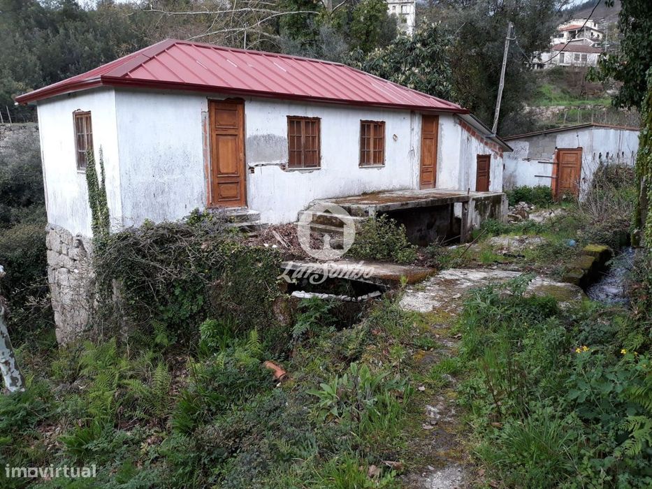 Moradia individual para recuperar com moinho, 1038m2 em Mondim de B...