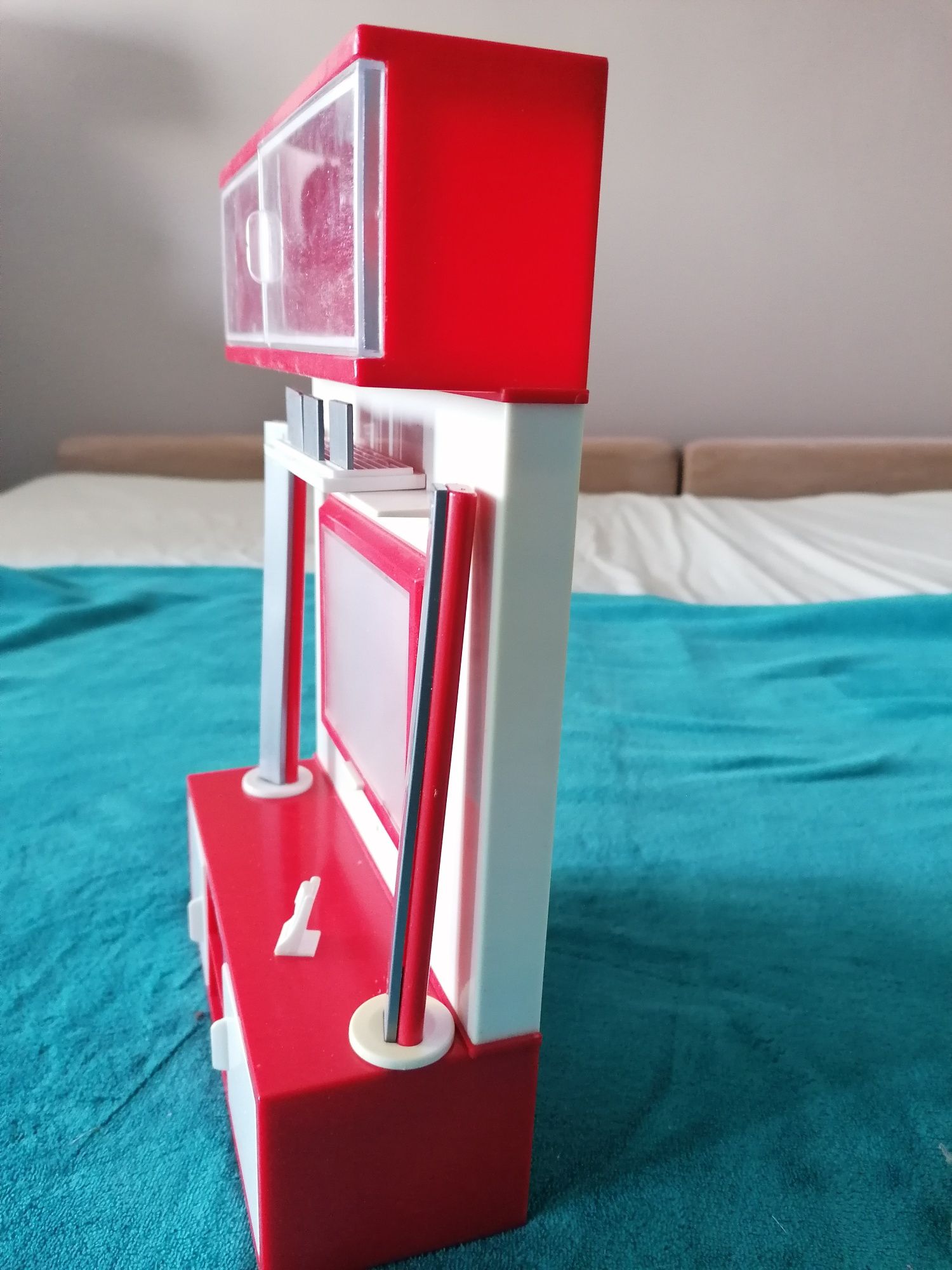Mebelek dla lalek z grającym telewizorem