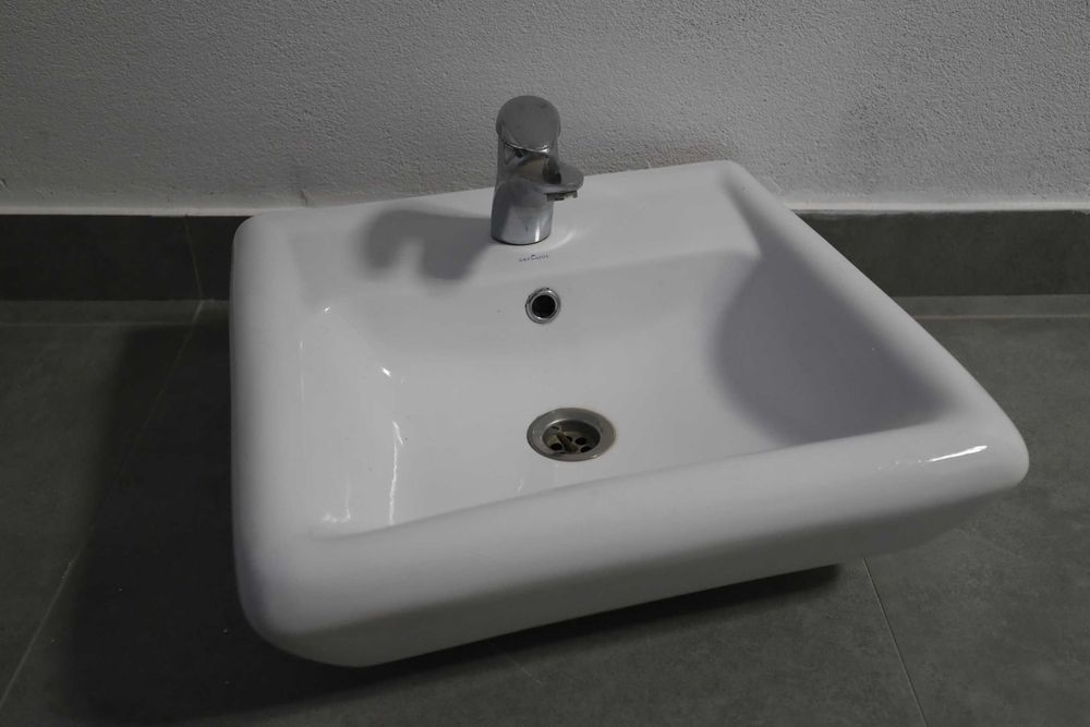 Umywalka kwadratowa z baterią