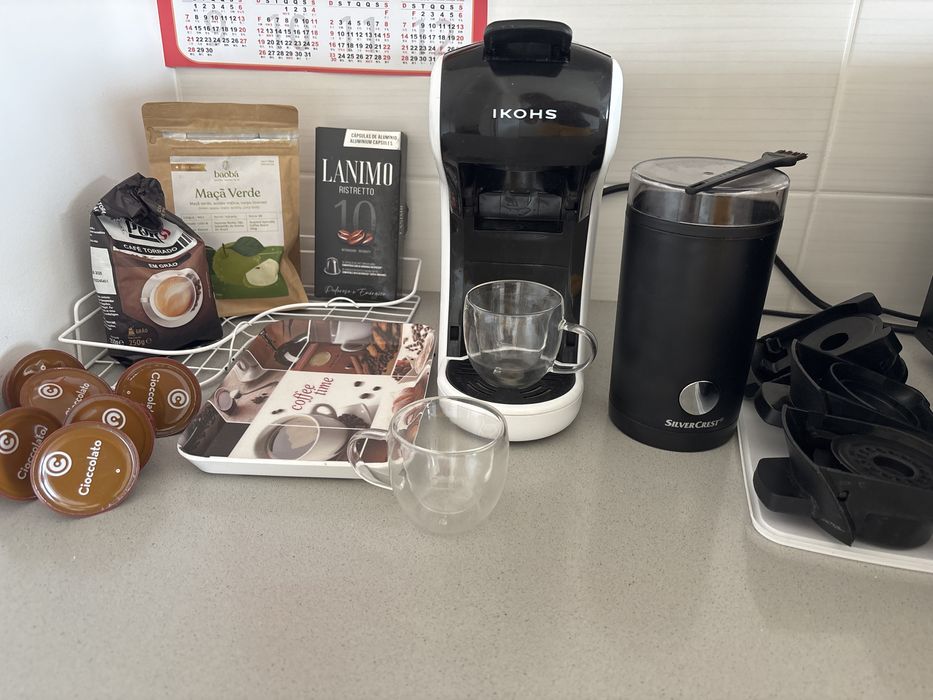 Cantinho do café completo com Cafeteira, maquina de moer grão e tudo