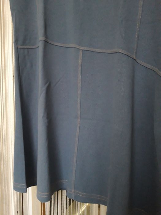 Vestido curto, liso, de cor azul ganga, com costuras decorativas (M)