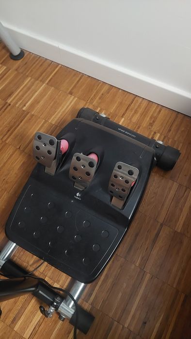 PS4 com 13 jogos e 2 comandos + Volante  Logitech G27