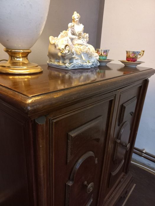 Piękna 100 letnia komoda w komplecie z pięknym 100 letnim krzesłem-