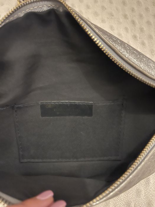 Bolsa de cintura prateada em pele