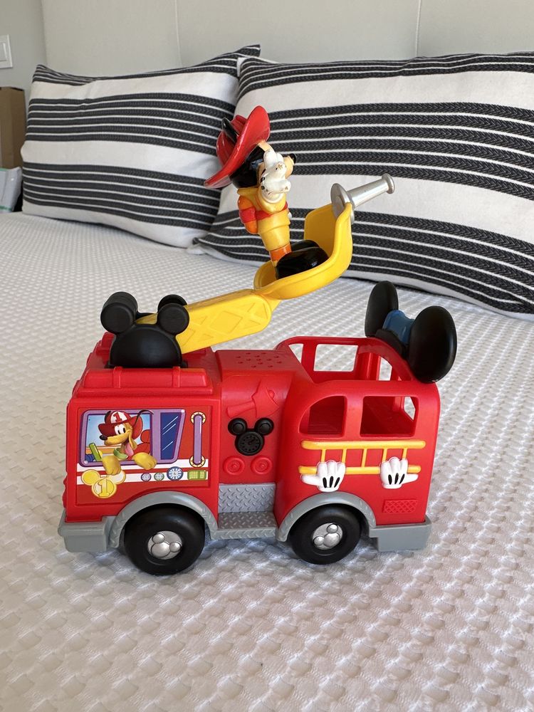 Carro dos bombeiros do Mickey Mouse