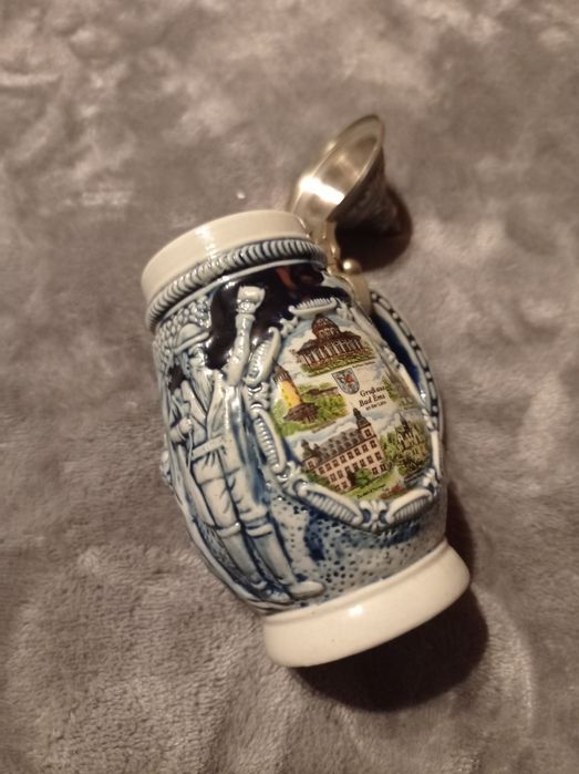 Średni ceramiczny kufelek z dekielkiem.