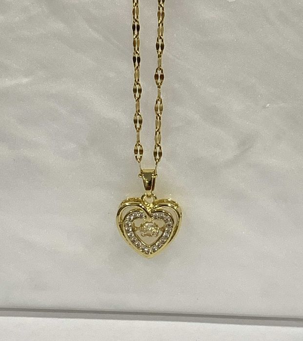 Colar em aço inoxidável com coração brilhante