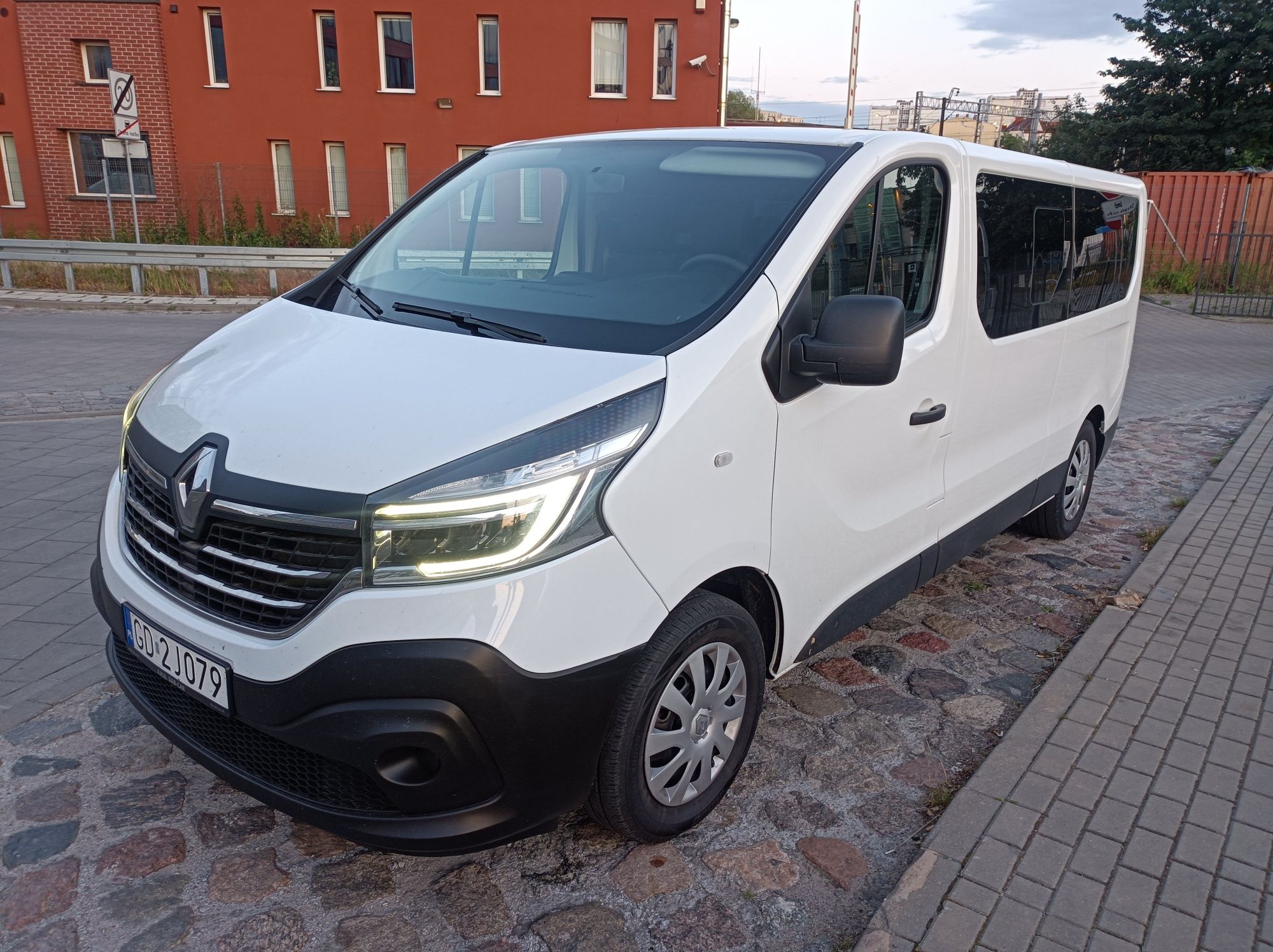 Wynajem Bus 9 osobowy Renault Trafic