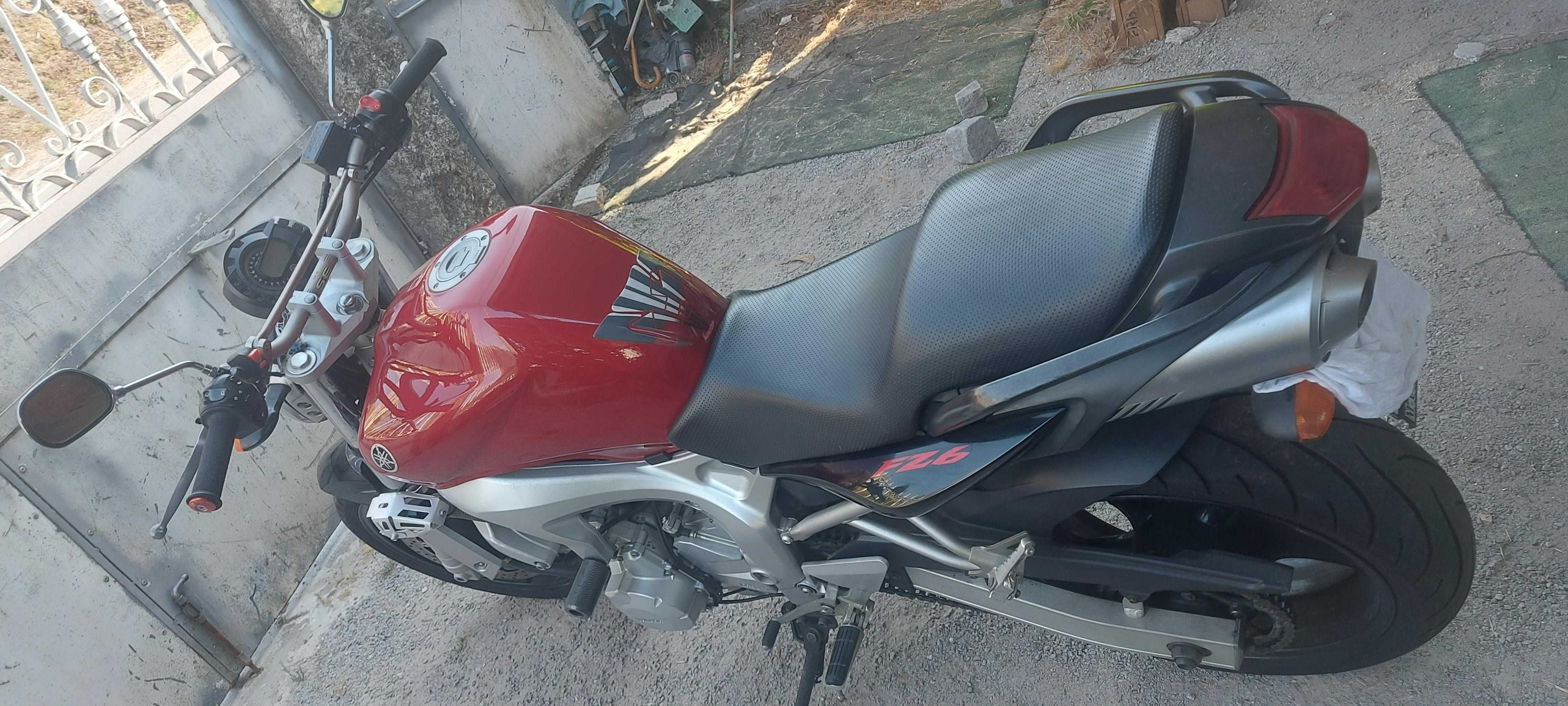 Vendo Motociclo  YAMAHA FZS 600 em excelente estado.