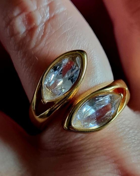 Anel dourado, em aço, com 2 pedras de vidro transparentes. T19