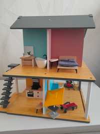 Zabawkowy domek drewniany, piętrowy