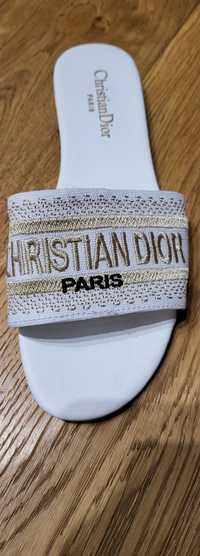 Klapki z napisem Christian Dior