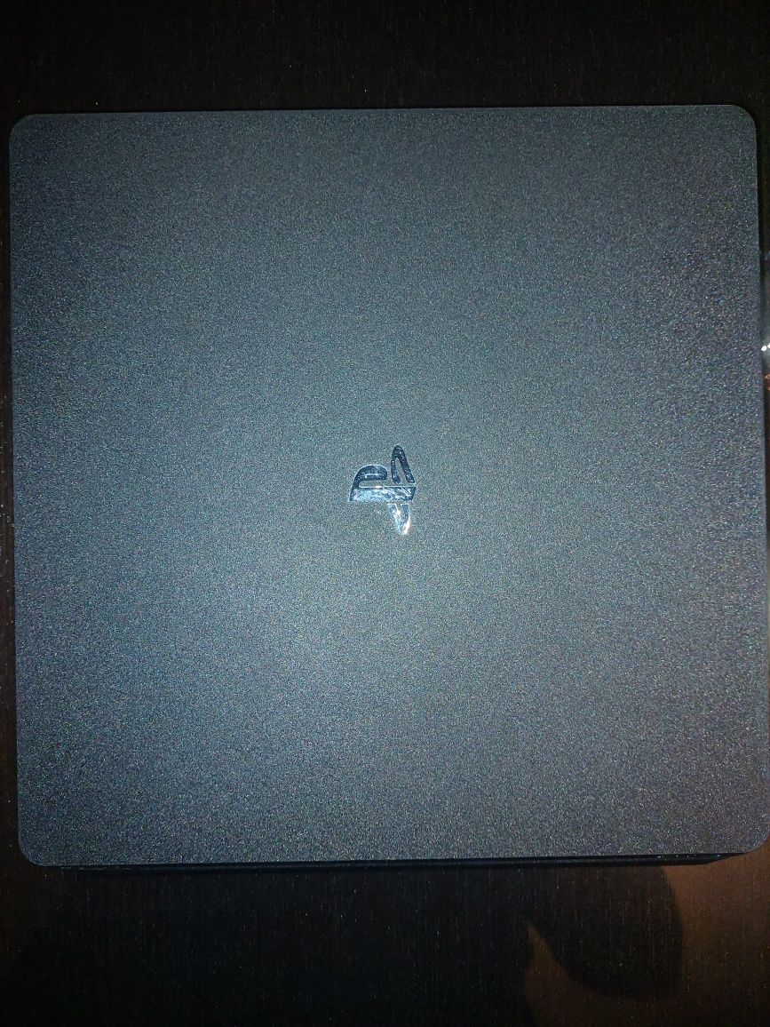 PS4 com 2 comandos e 7 jogos