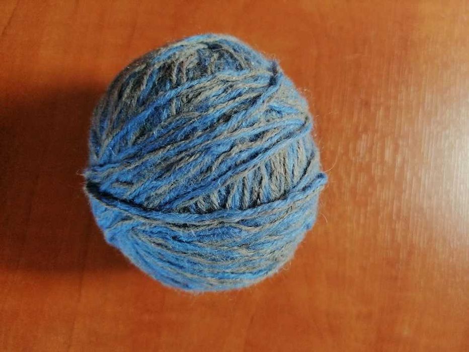 Włóczka niebiesko-szara. Waga 63 gramy.