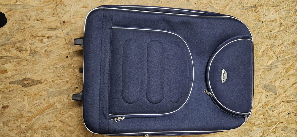 Walizka podróżna średnia