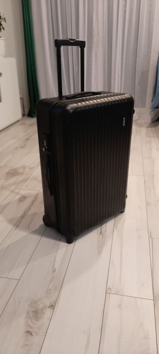 Rimowa walizka na dwóch kółkach z wysuwaną rączką