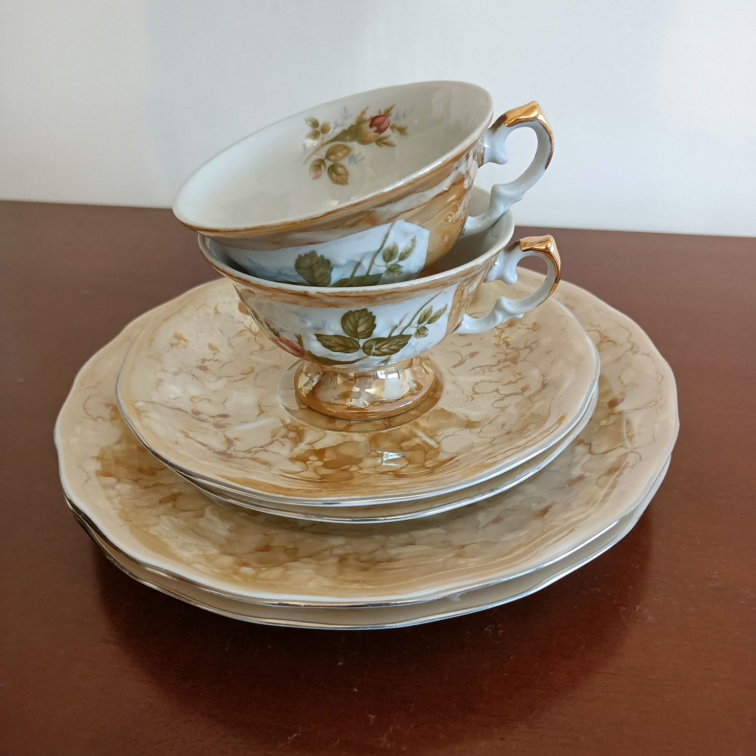 Porcelanowy zestaw śniadaniowy dla dwojga.