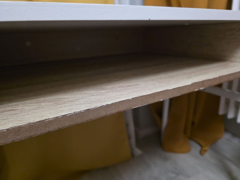 Biurko jysk białe i jasne drewno praktyczne