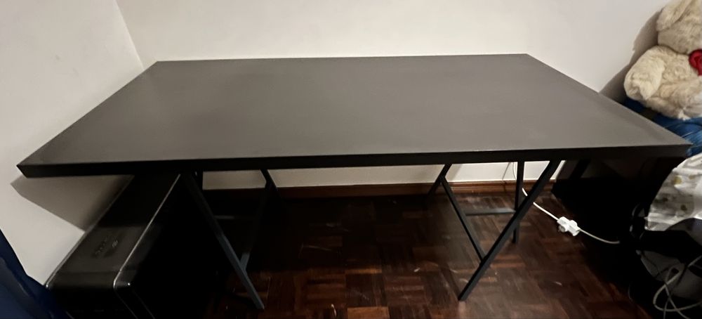 Secretária Ikea com tampo Linnmon e 2 cavaletes.