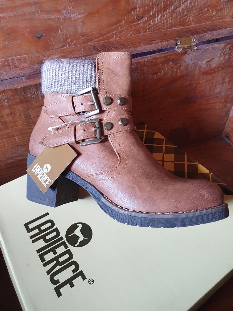 Botas de cano médio em camel