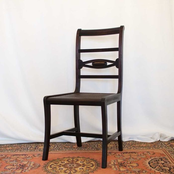 Quatro cadeiras de estilo inglês com assentos em palhinha