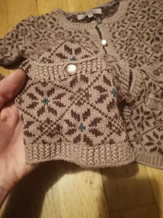 Śliczny sweterek bawełniany na guziki 3/4 lata