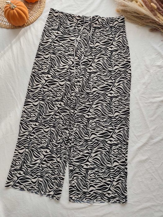 Plisowane spodnie z szerokimi prostymi nogawkami zwierzęcy wzór zebra