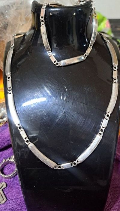 Conjunto em prata contrastada.