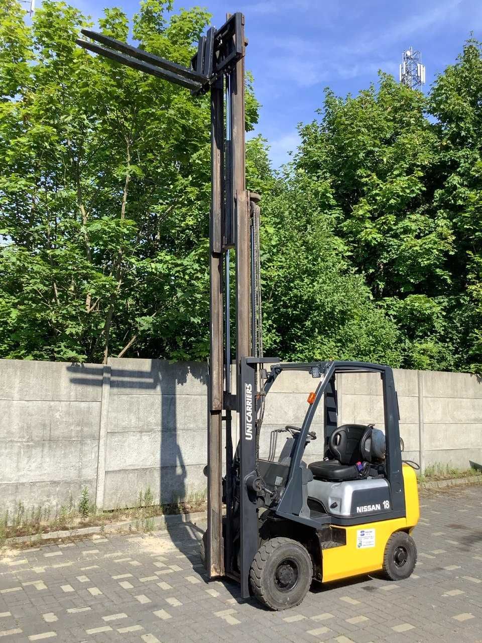 Gazowy wózek widłowy Nissan FG18, triplex, po serwisie, 2014.