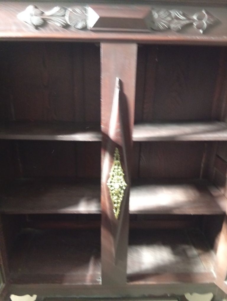 Louceiro antigo com portas em vidro
