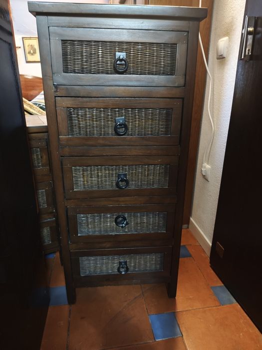 2 camiseiros de madeira com 5 gavetas oferta da mesa de cabeceira 150€