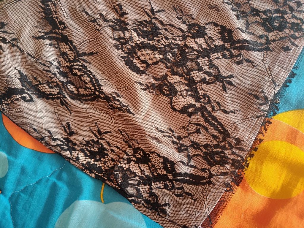 Minisaia bege com efeitos em renda preta