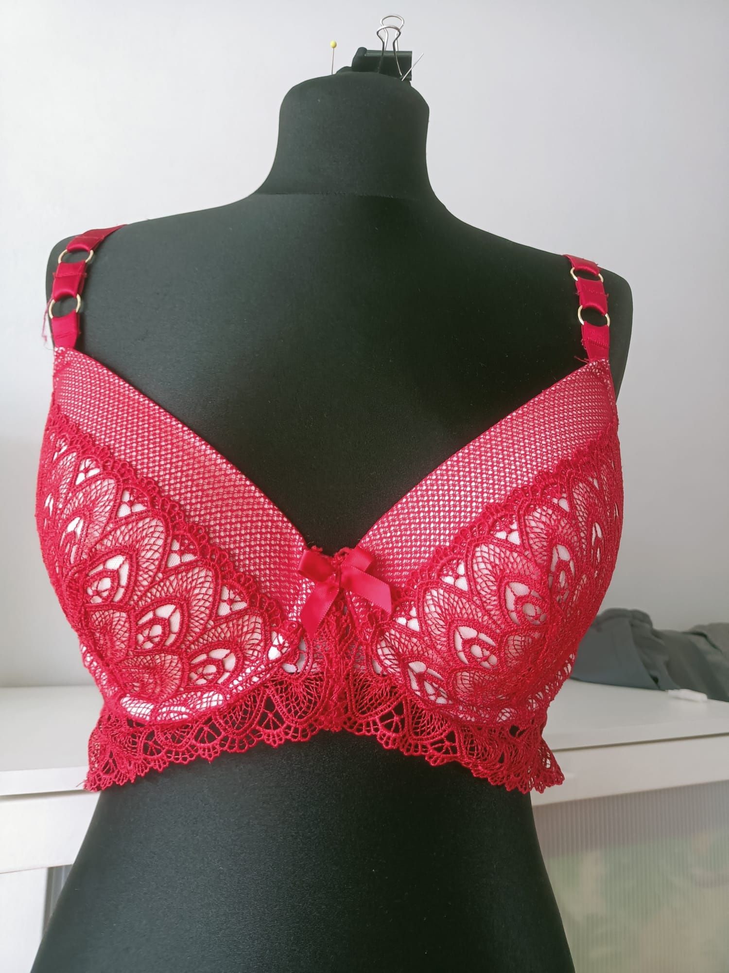 Biustonosz czerwona koronka roz 75E Hunkemöller