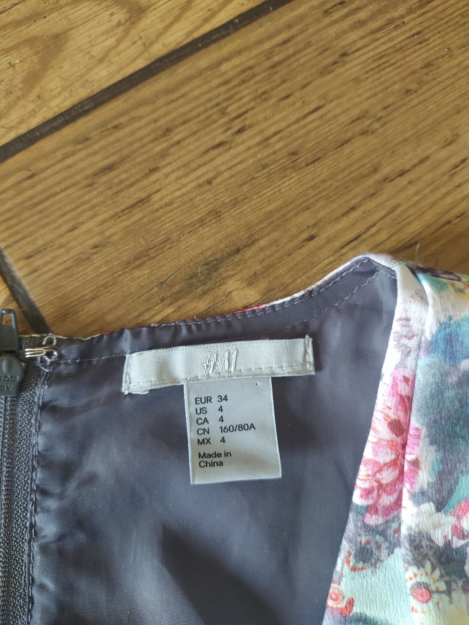 Sukienka z krótkim rękawem kwiaty H&M 34