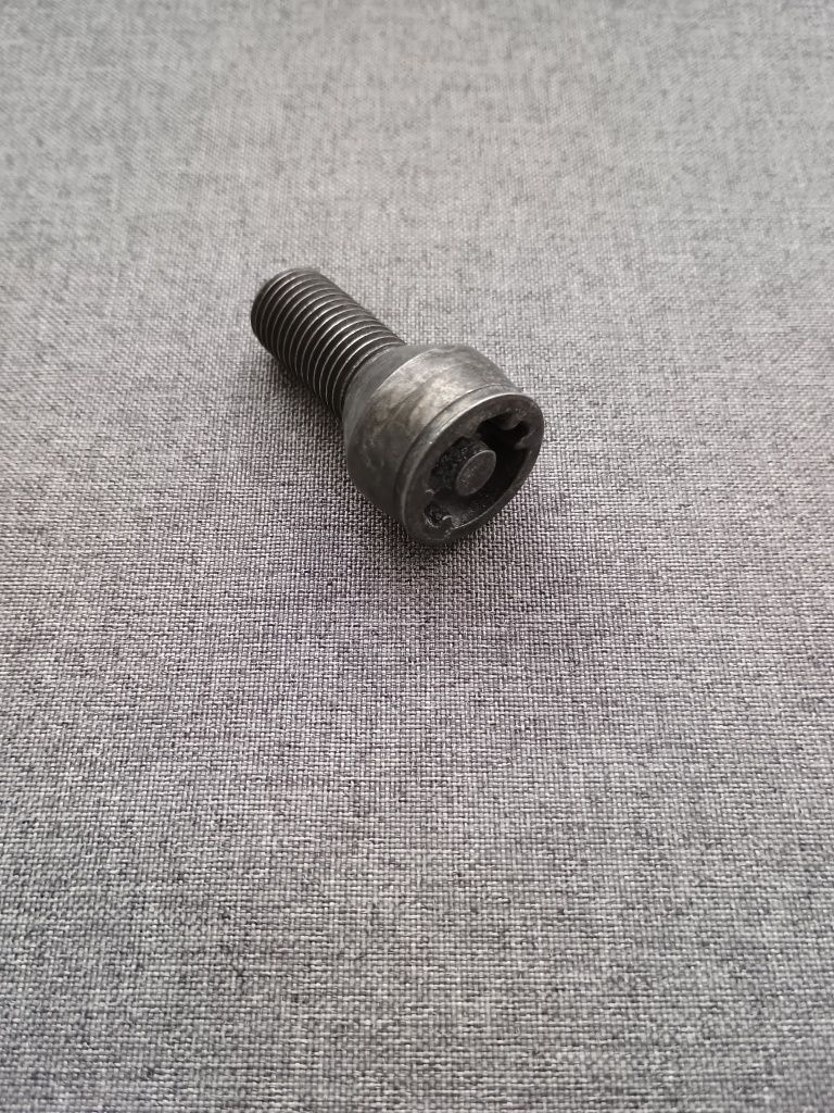 Śruby zabezpieczające do kół M14 x 1,5 X 28 S17