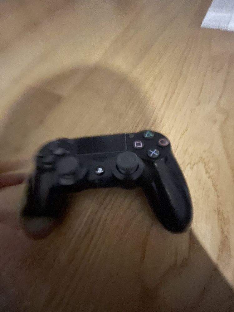 Playstation 4 Pro z 2 padami i 4 grami