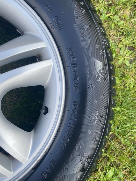 Opony zimowe z felgami 235/60R16