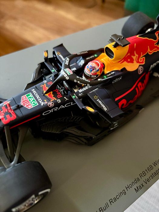 Red Bull Racing RB16B Max Verstappen 1:18 Spark World Champion 2021