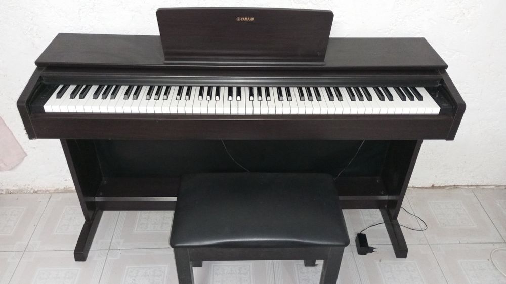 Piano Yamaha NOVO com banco incluindo