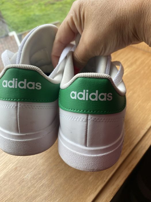 Tenis branco adidas ,com verde