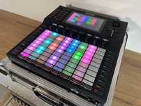 Akai Force z twardym kufrem i statywem