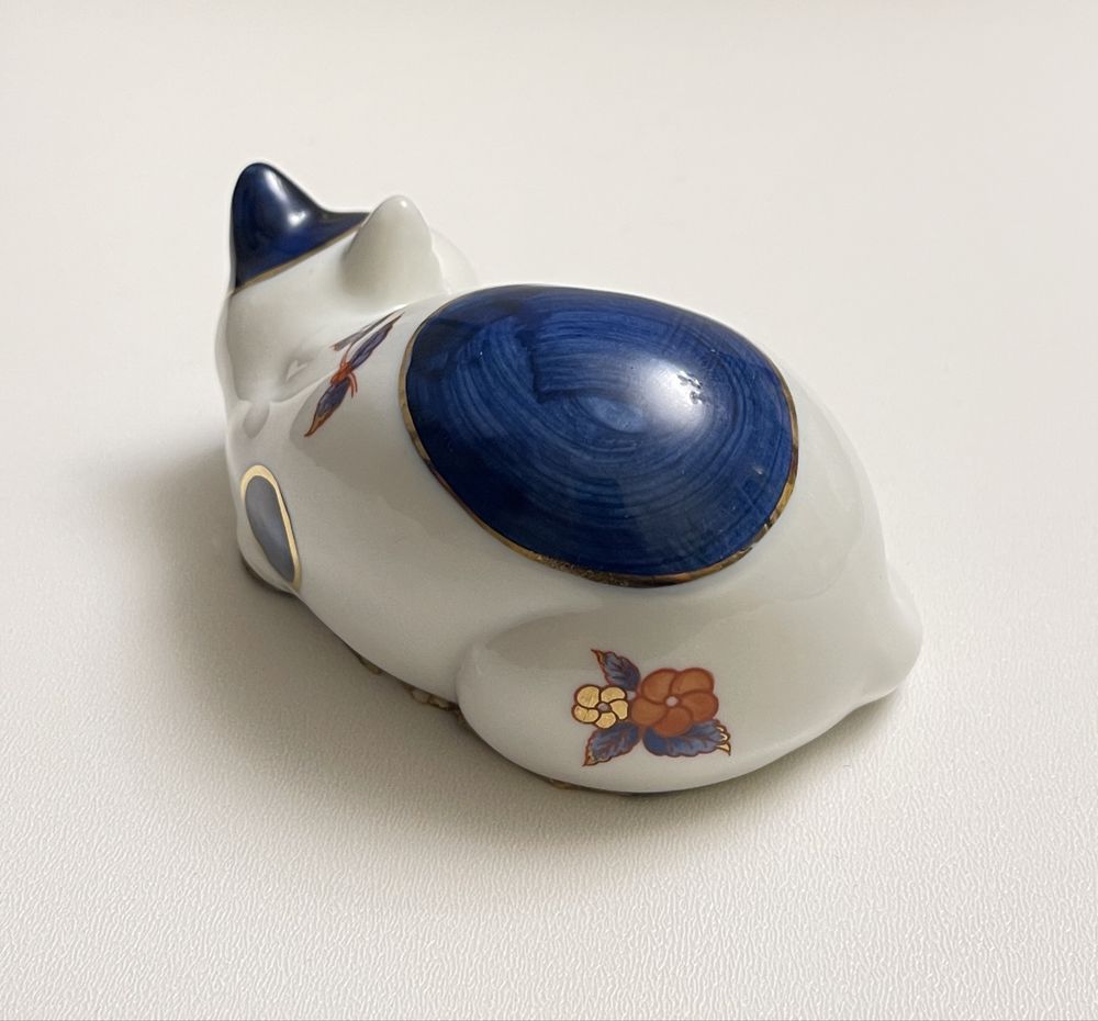 Stara figurka porcelanowa vintage śpiący kot