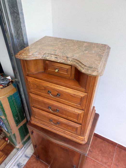 Mesa de cabeceira com pedra mármore