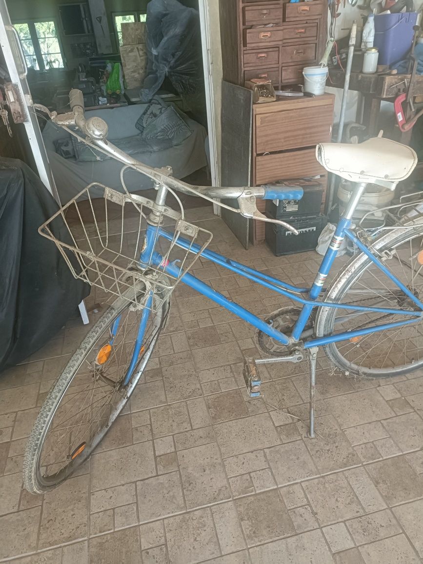 Bicicleta antiga com cesto