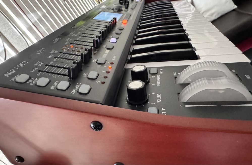 Behringer Deepmind 6