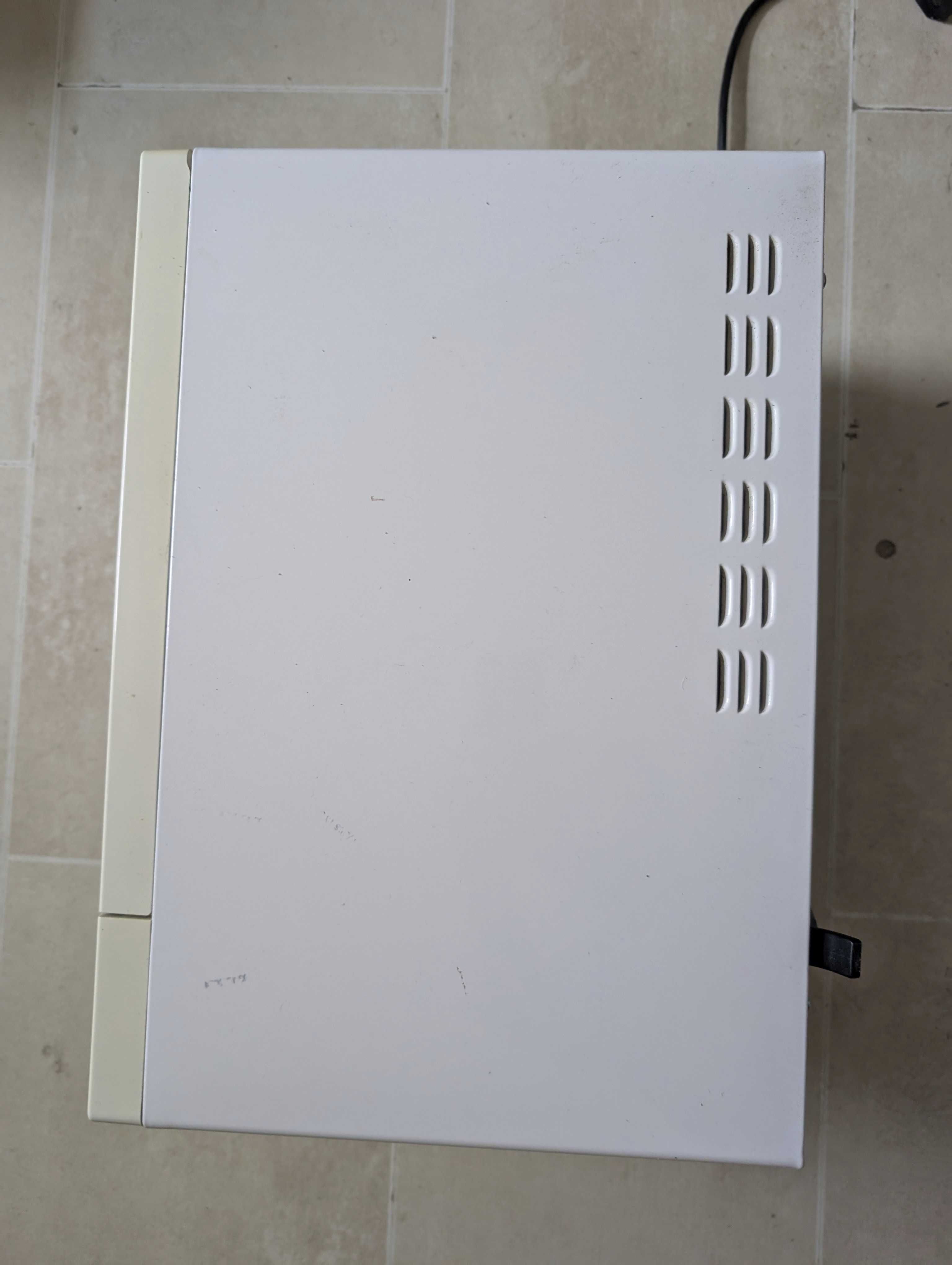 Kuchenka mikrofalowa mikrofalówka ELECTROLUX EMS 20400