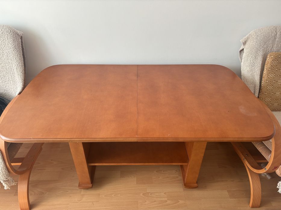 Stol rozkładany na dodatkowych kolkach