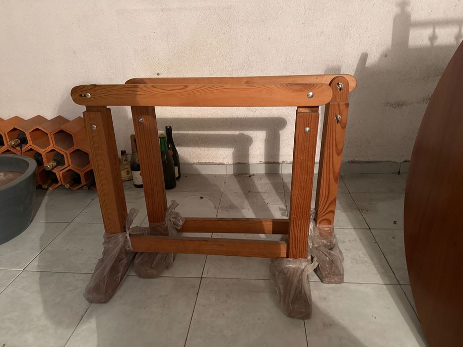 Doa-se cavalete de madeira